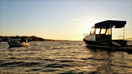 Obraz na płótnie Canvas boat at sunset
