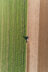 Luftbild eines Bauern mit seinem Traktor bei der Felsarbeit © nounours1
