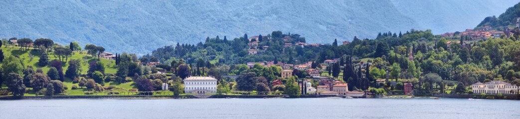 Panoramablick auf den Comer See mit der Villa Melzi