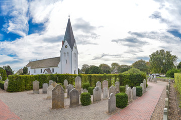 Kirche und sprechende Grabsteine in Nebel auf Amrum