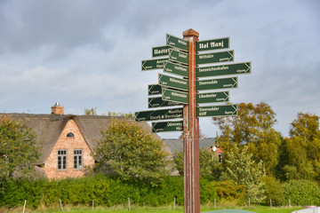 Wegweiser in Nebel / Insel Amrum © Henry Czauderna