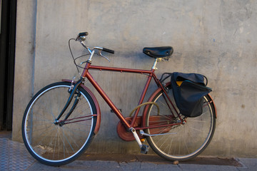 Fototapeta na wymiar Old vintage bicycle leaning against a wall
