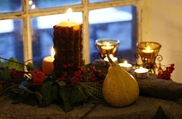 Kerzenlicht und Dekoration in Abendstimmung