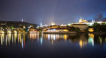 Karlsbrücke und Prager Burg bei Nacht