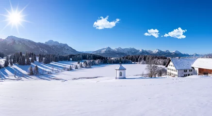 Fotobehang Winterlandschaft im Allgäu am Forggensee vor den Bergen © Wolfilser