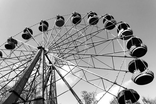 Old ferris wheel black and whte