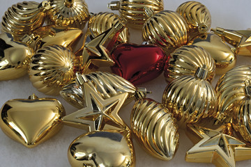 decorazioni da appendere colore oro con cuore rosso da sopra
