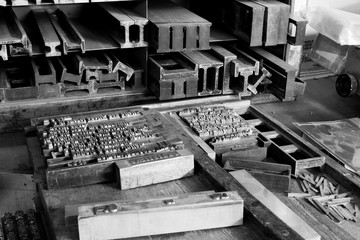 Primo piano di lettere e blocchi di stampa di tipo metallico di una vecchia tipografia, foto in bianco e nero