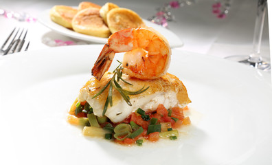 Seeteufel und Garnele mit Sauerrahmsoße auf Frühlinkslauch-Tomatengemüse und Kartoffelblini