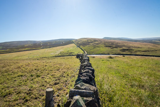 cerco de piedra en las  onta&ntilde;as de escocia