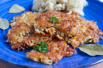 Kartoffelpuffer mit Sauerkraut