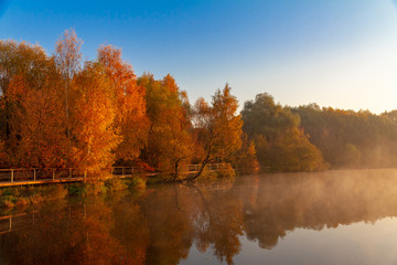 Fototapeta premium jesienny poranek nad rzeką