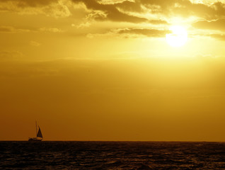 Segelboot vor Sonnenuntergang