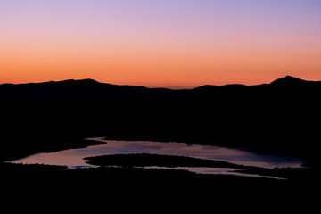 atardecer lagos y montañas