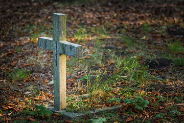 stare nagrobki i krzyże na cmentarzu