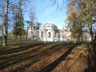 Obraz premium autumn sunny day in the city park