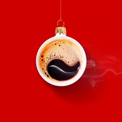 Fotobehang Kerstspeelgoed is gemaakt van een geurige kop koffie. Kerst speelgoed. Vakantieconcept. Geurige koffie op een rode achtergrond voor uw reclame. Rook van hete koffie. © ninell