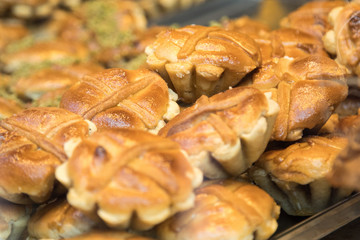 Leipziger Lerchen als traditionelle Gebäck Spezialität und Delikatesse in Bäckerei Schaufenster mit verschiedenen Sorten Auswahl