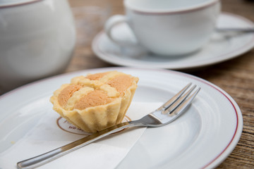 Leipziger Lerchen traditionelle Gebäck Delikatesse mit Kännchen Kaffee in Straßencafé