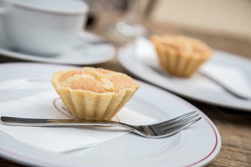 Leipziger Lerchen traditionelle Gebäck Delikatesse mit Kännchen Kaffee in Straßencafé