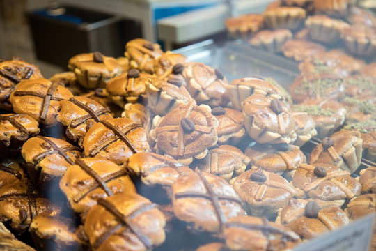 Leipziger Lerchen als traditionelle Geb&auml;ck Spezialit&auml;t und Delikatesse in B&auml;ckerei Schaufenster mit verschiedenen Sorten Auswahl