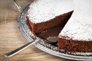 Schokoladenkuchen auf silbernem Teller
