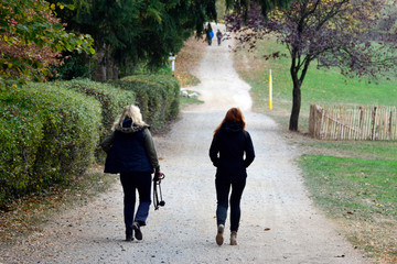 spazierende Frauen