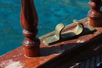 Ruderdolle auf einem Holzschiff