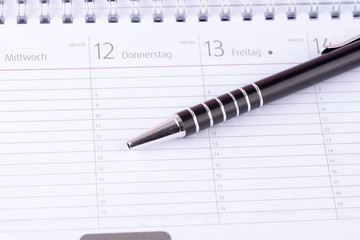 Kalender mit Kugelschreiber