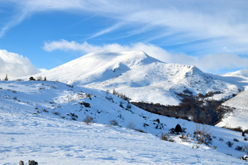Fototapeta na wymiar Beautiful winter landscape, with volcanic mountain