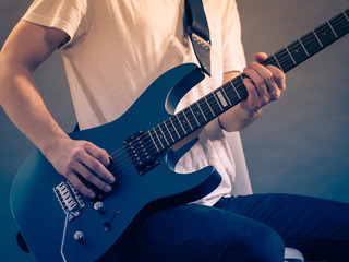 Obraz na płótnie Canvas Male hands playing electric guitar