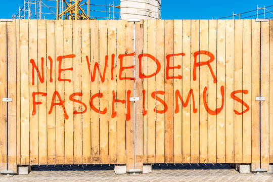 Graffiti gegen Faschismus auf einem Bauzaun aus Brettern