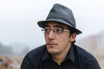 Hombre caminando con maleta y sombrero negro 19