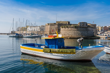 Fototapeta na wymiar Gallipoli - Hafen und Festung; Apulien