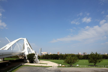 近未来的な橋と公園