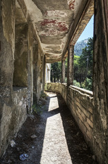 Galerie, Gang in Ruine eines verlassenen Krankenhauses auf Rhodos