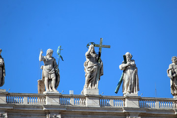 Obraz premium Statues on the Papal Basilica St Peter, Vatican