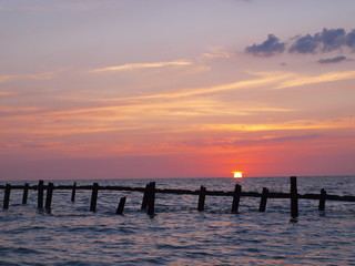 Obraz premium Playa Ancón, Espíritu Santo, Cuba - June 28, 2018: Spectacular sunset on the Ancon beach with all pink, purple and blue