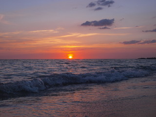 Obraz premium Playa Ancón, Espíritu Santo, Cuba - June 28, 2018: Spectacular sunset on the Ancon beach with all pink, purple and blue