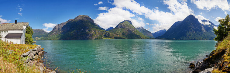 norwegische Fjordlandschaft im Sommer