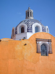 catedral de tlaxcala cúpula amarilla con cielo azul mexico