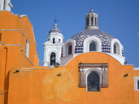 catedral de tlaxcala c&uacute;pula amarilla con cielo azul mexico