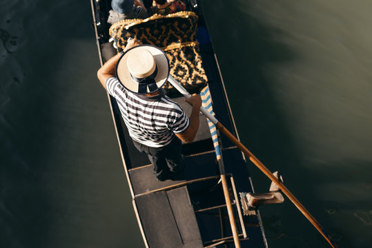 Gondoliere auf dem Canale Grande in Venedig