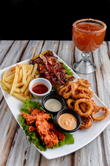 comida mexicana botana antojitos con salsa