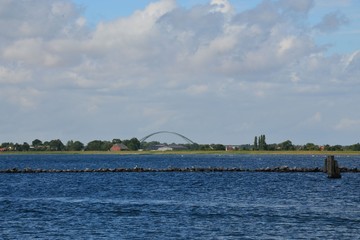 Hafenausfahrt in Burgstaaken auf der Insel Fehmarn in Norddeutschland mit Blick zur Fehmarnsundbrücke