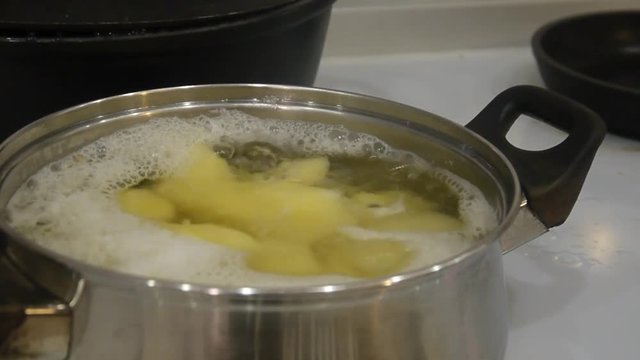 варка картофеля в кастрюле на электрической плите