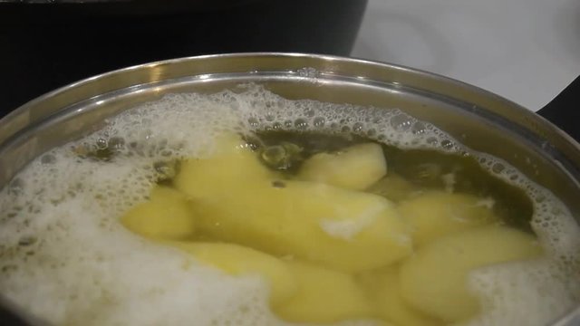 варка картофеля в кастрюле на электрической плите