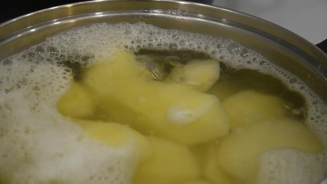 варка картофеля в кастрюле на электрической плите