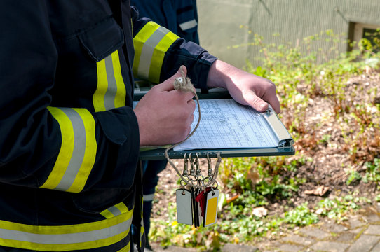 Feuerwehrmann mit Atemschutz&uuml;berwachung