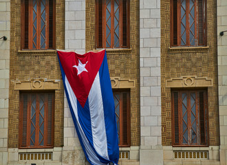 Bandera cubana en edificio